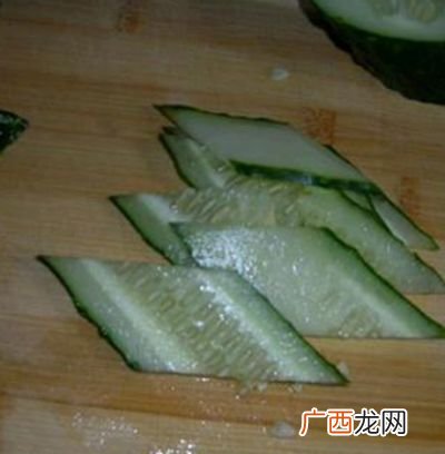 黄瓜菱形片怎么切,切芹菜或者黄瓜的时候怎么切刀才能切出好看的菱形来？