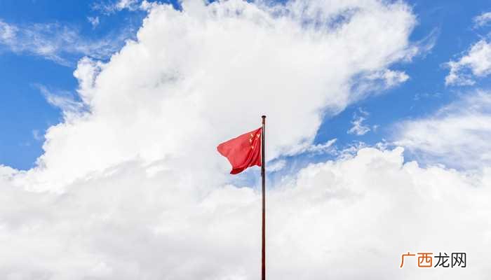 梦见立旗杆挂红旗意味着什么