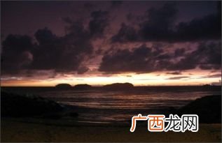 夜幕初垂的意思,夜幕初垂,明月东升,清风徐来,湖水荡漾,成语是何意？
