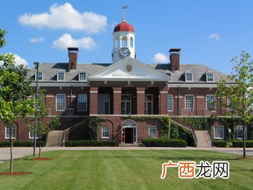 哈佛大学在哪个位置,中国的哈佛大学叫什么名字？