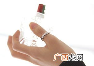 大拇指戴戒指什么意思,大拇指戴戒指，意味着什么？