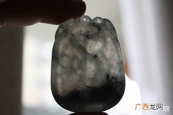 乌鸡种翡翠值钱吗,乌鸡镯子和翡翠哪种好一点？