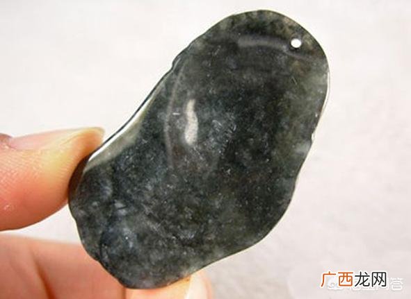 乌鸡种翡翠值钱吗,乌鸡镯子和翡翠哪种好一点？