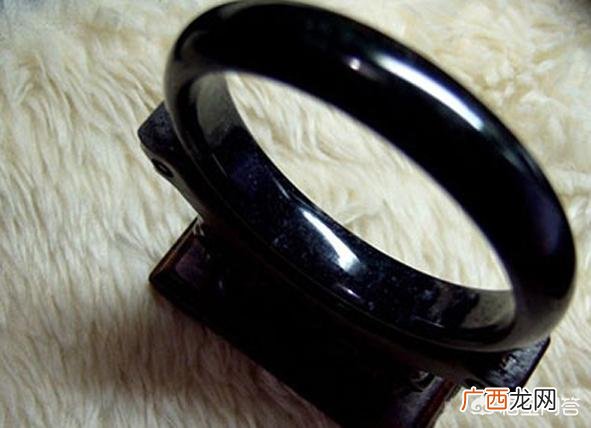 乌鸡种翡翠值钱吗,乌鸡镯子和翡翠哪种好一点？