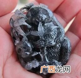乌鸡种翡翠值钱吗,乌鸡镯子和翡翠哪种好一点？