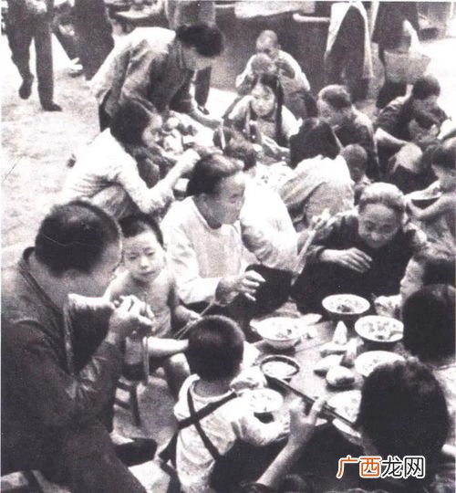 大锅饭时代几年到几年,八几年土地下放到老百姓手里面的？