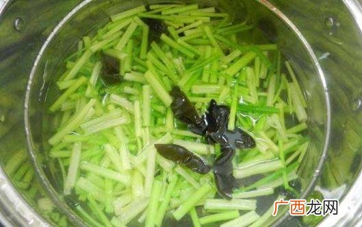 为什么茴香要焯水,茴香饺子茴香焯水吗？