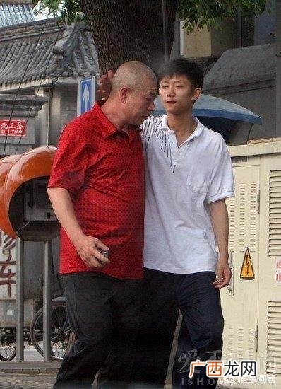 韩红是男还是女,韩红是张一山的亲姑姑吗？