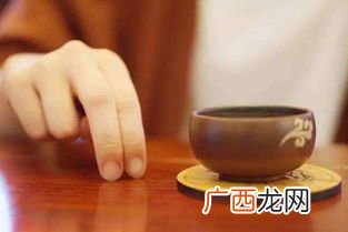 倒茶时用手指敲桌子是什么意思,给别人倒茶时,对方用手指敲桌子是什么意思呢?