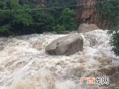 山洪爆发的原因是什么,请问山洪暴发的暴字是什么意思？