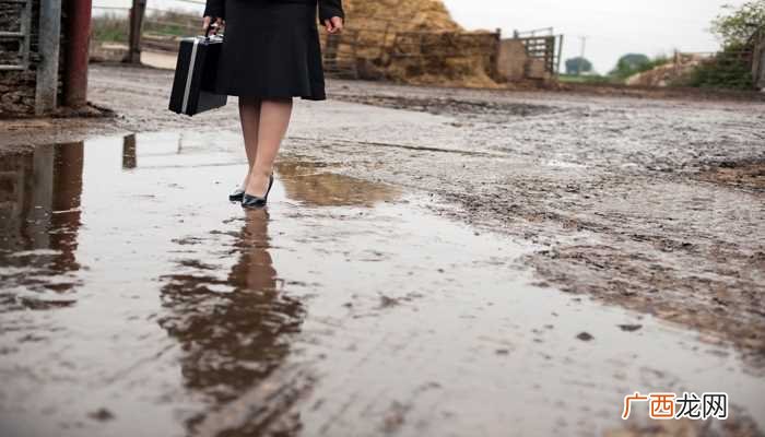 女人梦见泥巴路不好走预示