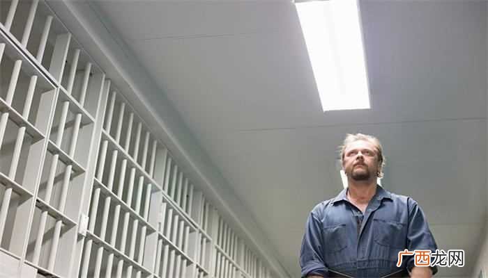 梦见自己带手铐的意思:说明你 梦见自己带手铐什么意思