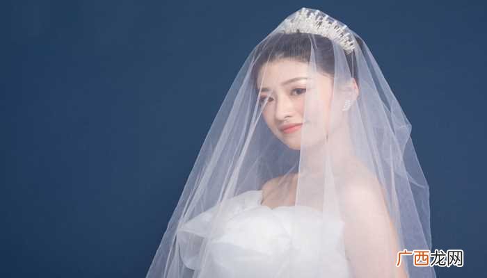 梦见别人穿婚纱是什么意思