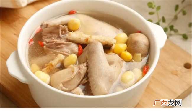 鸽子跟什么一起炖汤更营养 鸽子和什么一起炖汤最有营养