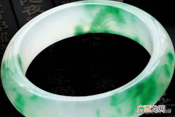 如何挑选玉手镯,怎么挑选玉手镯？