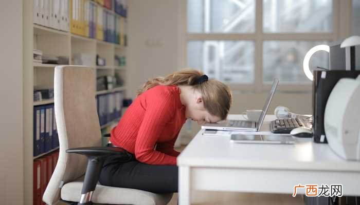 做生意的人梦见河里满河都是鱼 女人梦到满条河都是鱼