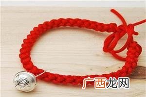 脚上绑红绳是什么意思,右脚系红绳什么意思？