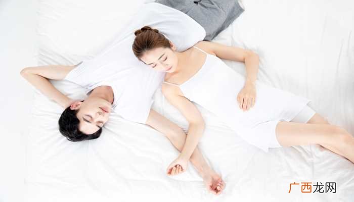 梦见女友跟别的男人睡一起