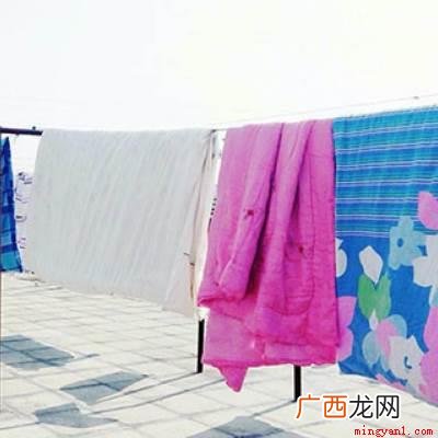 晒被子一般建议至少晒两三个小时即可,被子里的棉纤维就会达到一