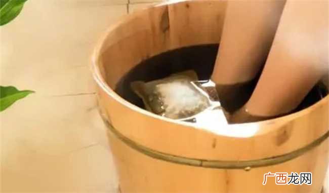人们在炎热的夏天泡脚时不建议出太多的汗 夏天泡脚出一身汗好吗