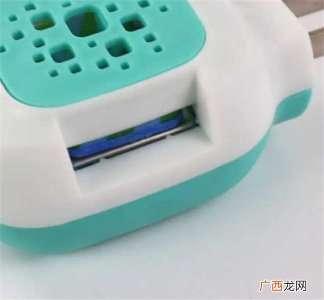 电蚊香片插上电就很热正常吗