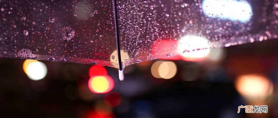 梦到下雨打伞