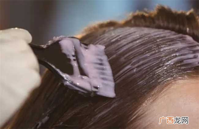 染头发之前用不用洗头发 染发前一天要不要洗头发