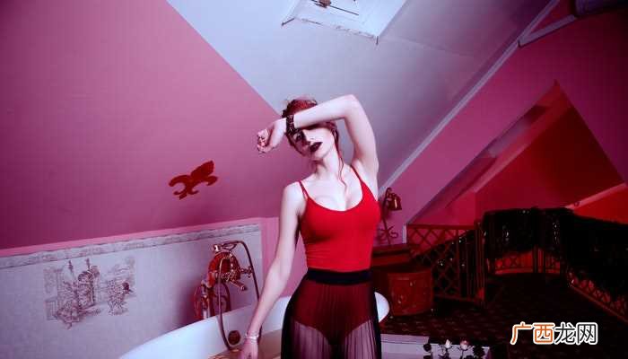 女人梦见自己穿红裙子