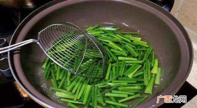芹菜焯水时间一般2分钟左右 芹菜焯水多长时间