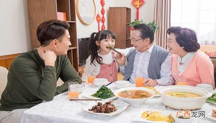 梦见和已经死去的人一起吃饭 梦见和死去的人一起吃饭是什么意思
