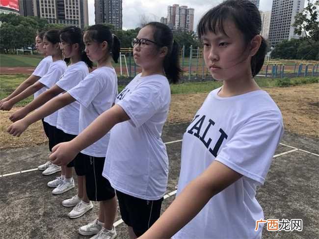 高中军训能不能留长发