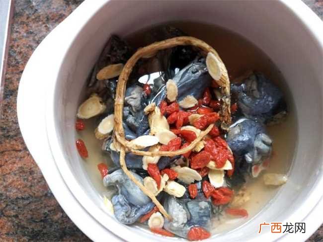 乌鸡炖汤加什么食材可以补气血 乌鸡炖汤加什么食材比较补气血