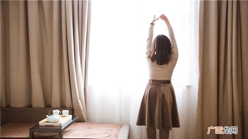 未婚女人梦见下雨房子漏雨:预兆您的爱情顺利 女人梦见下雨房子漏雨是什么意思
