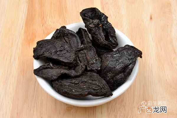 何首乌泡水喝会使白发变黑吗