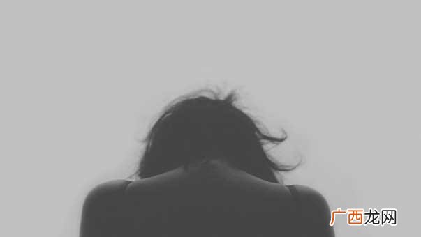 女人梦见自己脱发一大片什么意思