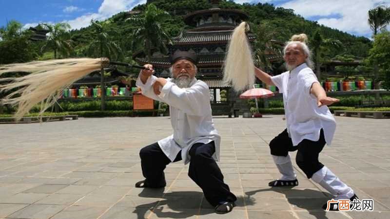 道士手里拿的是什么
