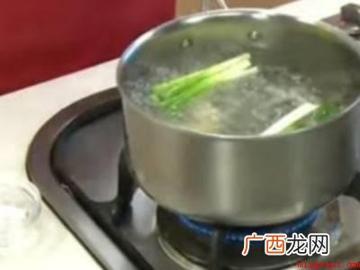 白色盲虾剪去虾线,除掉虾肠后用水清理整洁 白色盲虾怎么煮熟