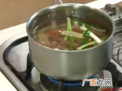 白色盲虾剪去虾线,除掉虾肠后用水清理整洁 白色盲虾怎么煮熟