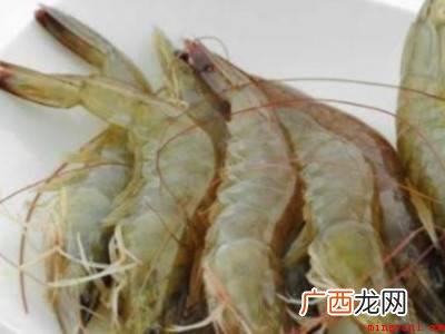 白色盲虾剪去虾线,除掉虾肠后用水清理整洁 白色盲虾怎么煮熟