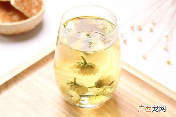 菊花泡水后为什么变绿