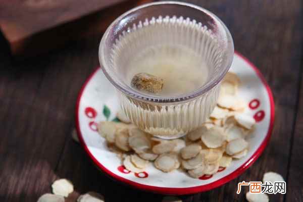 西洋参陈皮泡水有止咳平喘、养胃生津、预防动脉粥样硬化、保护心 西洋参陈皮泡水的功效和禁忌