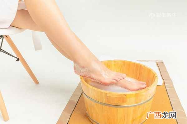 正确的盐水泡脚方式