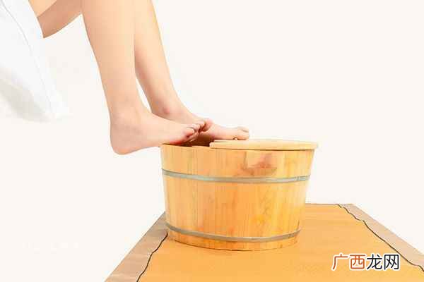 正确的盐水泡脚方式