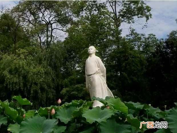 《上皇西巡南京歌》是产生于特定历史背景下和诗人特定处境中的一 九天开出一成都出自李白的哪首诗