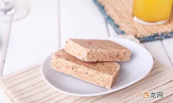 一天吃多少压缩饼干合适 压缩饼干的热量是多少