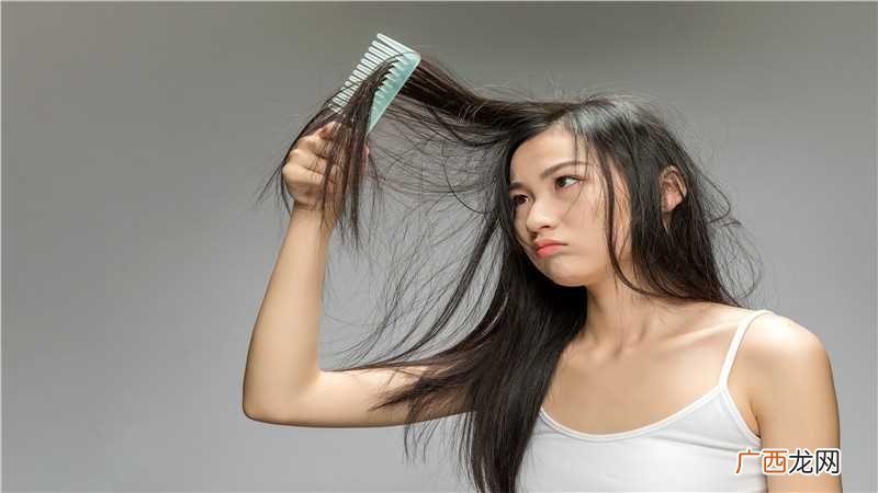 梦见自己头上梳下虱子是什么意思 梦见自己头上梳下虱子什么意思