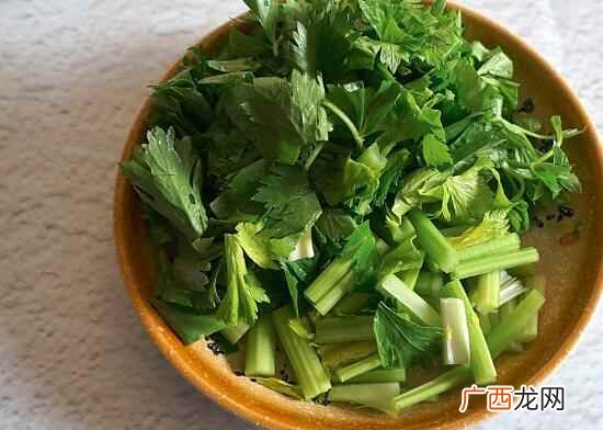 芹菜叶不可以跟河蟹一起食用 芹菜叶不能和什么一起吃
