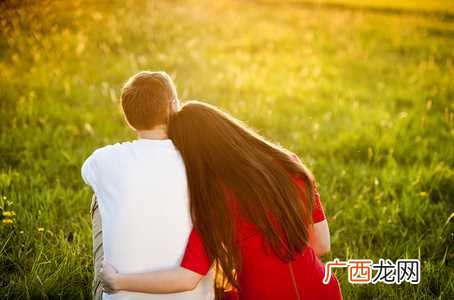 梦见妻子光全身给人看是什么意思
