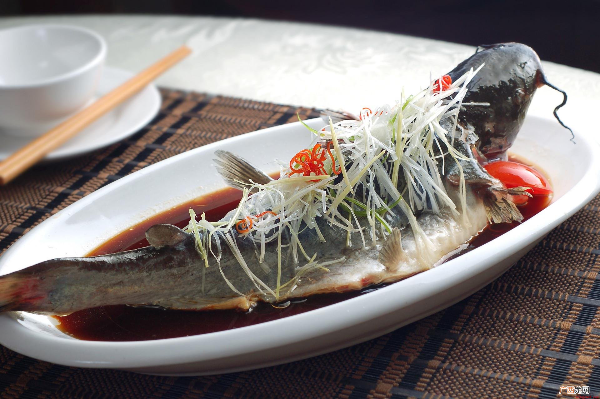 养殖鲈鱼时要为其搭设好相关的投喂饲料台 鲈鱼是淡水鱼还是海鱼