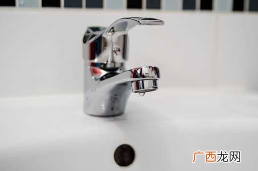 梦见自己用水管冲地面是什么意思